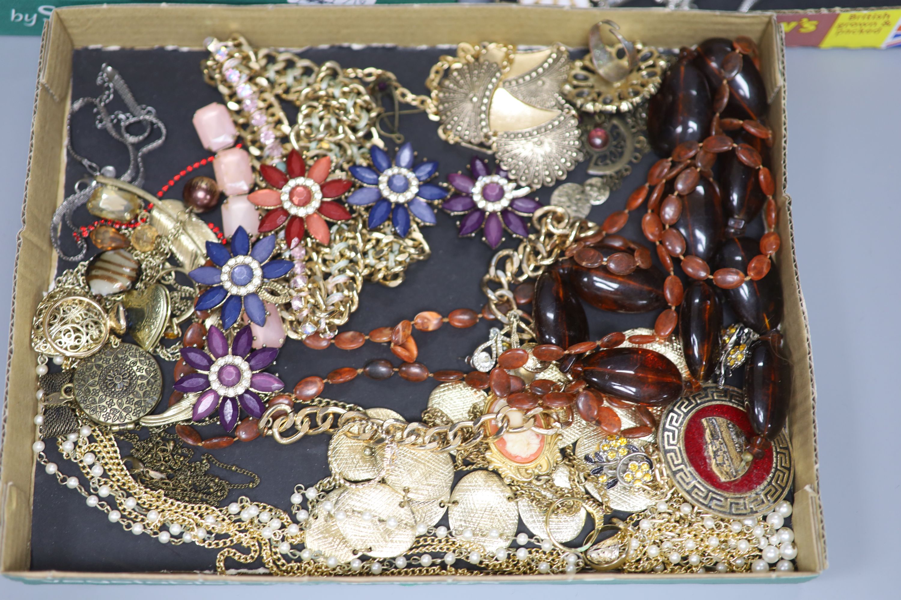 A quantity of assorted costume jewellery.